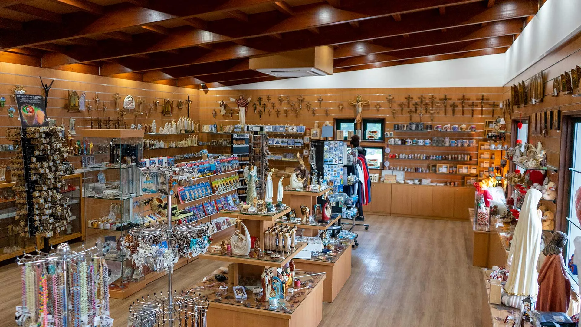 Loja do Santuário de Cristo Rei com produtos religiosos e lembranças