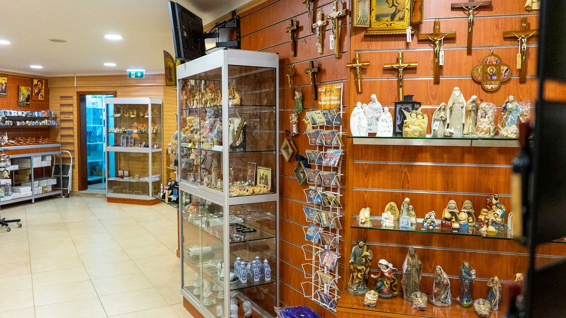 Loja do Santuário de Cristo Rei com produtos religiosos e lembranças