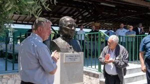 Padres descerram busto de D. Manuel Martins