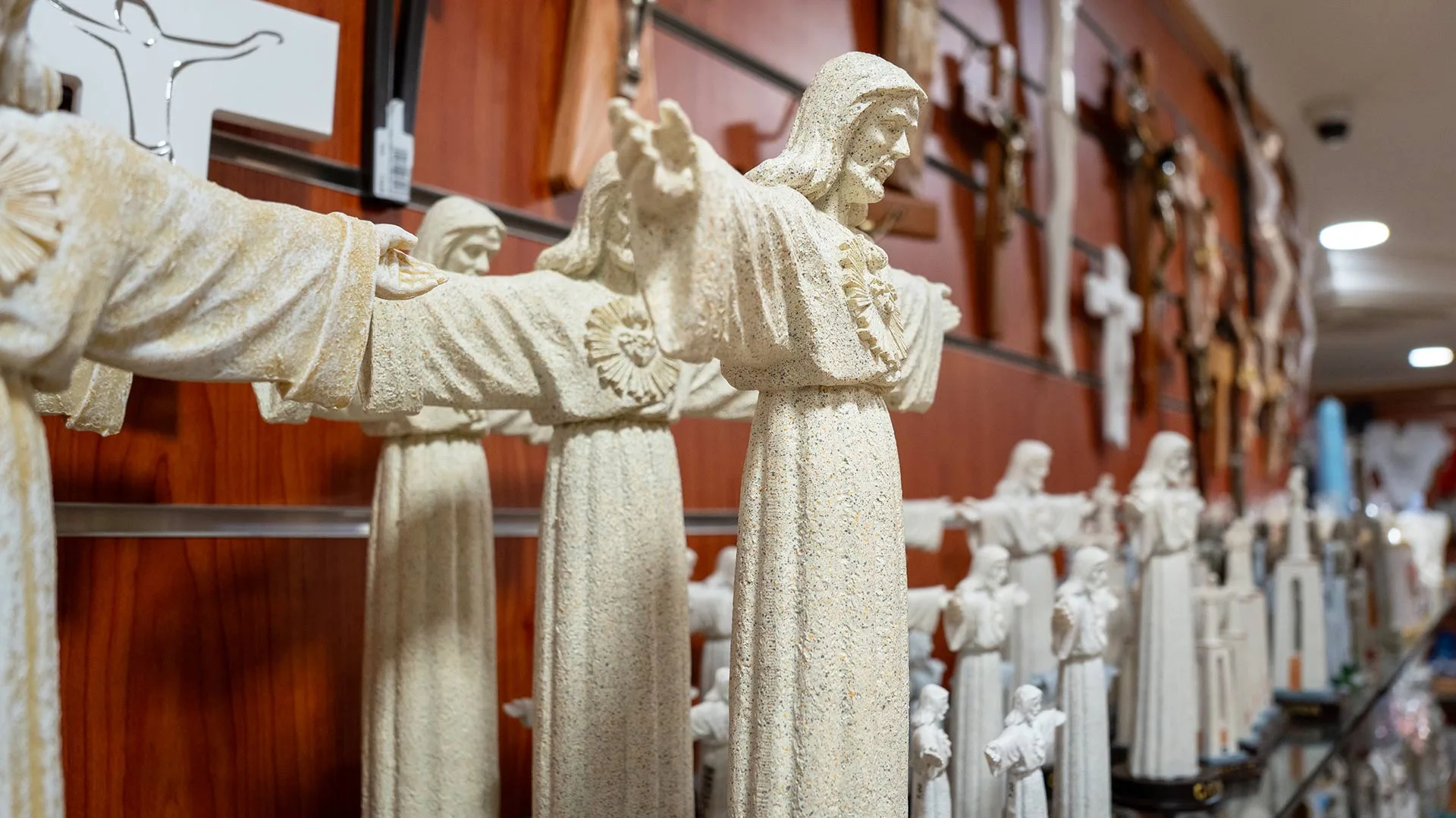 Loja do Santuário de Cristo Rei com produtos religiosos e lembranças