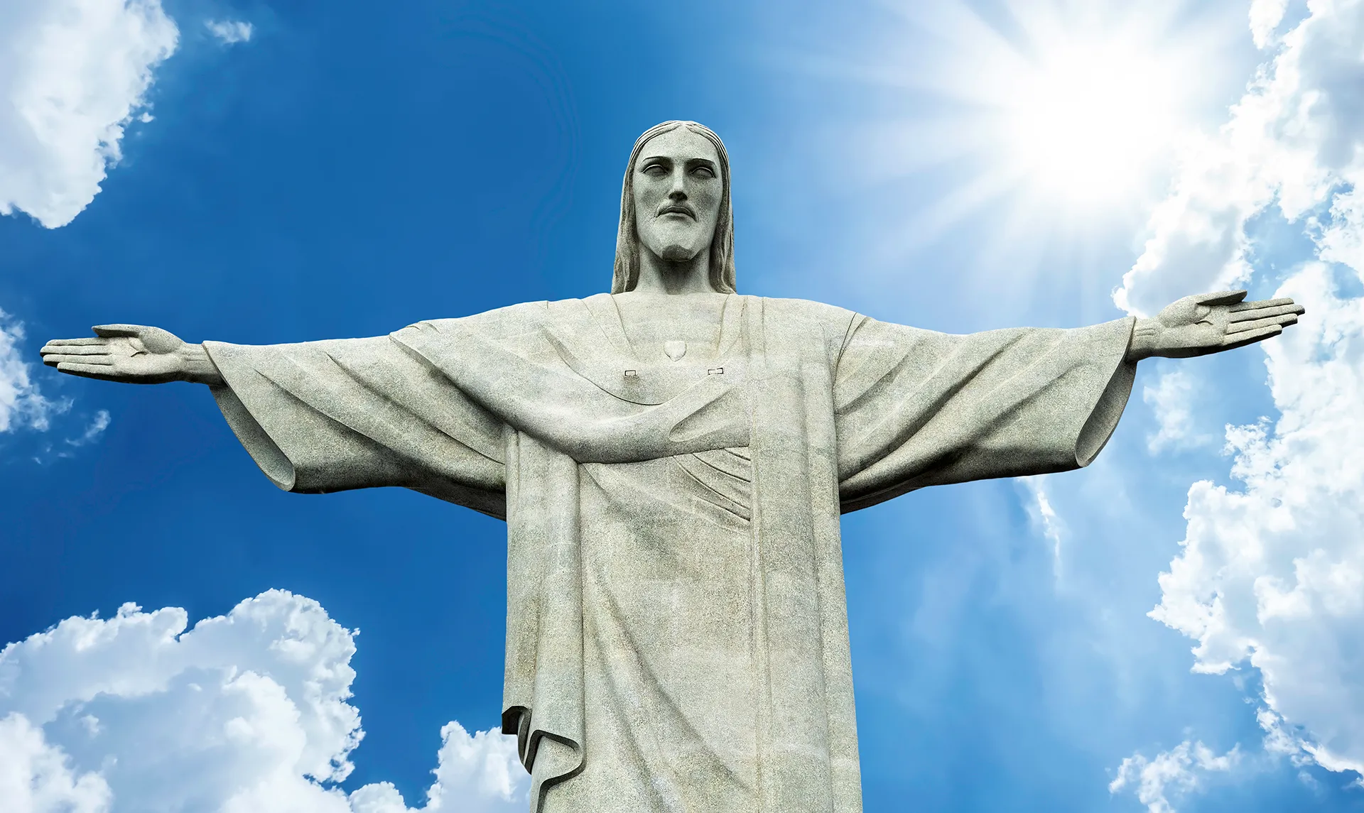 Cristo Redentor no alto do Corcovado, no Rio de Janeiro, com os braços abertos.